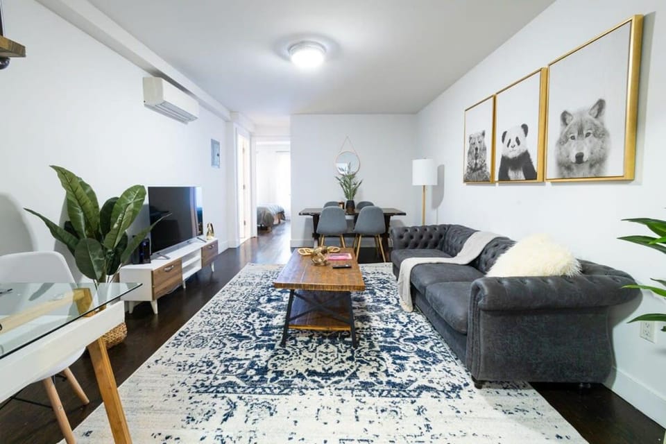 39-2 Renovated 3BR Apartment in Midtown