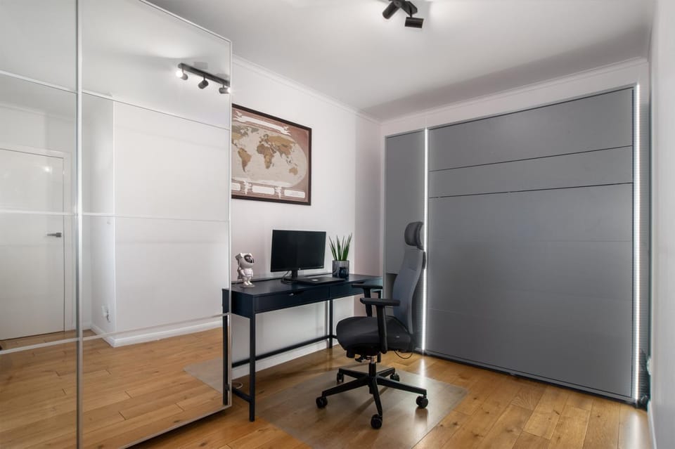 TV and multimedia, Logo/Certificate/Sign, Meeting/conference room, Time of day, group of guests, locker, locker, wardrobe, dryer
