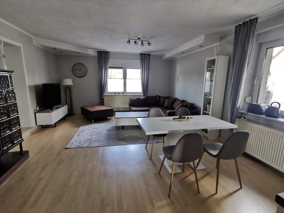 TV and multimedia, Living room, Seating area, Dining area