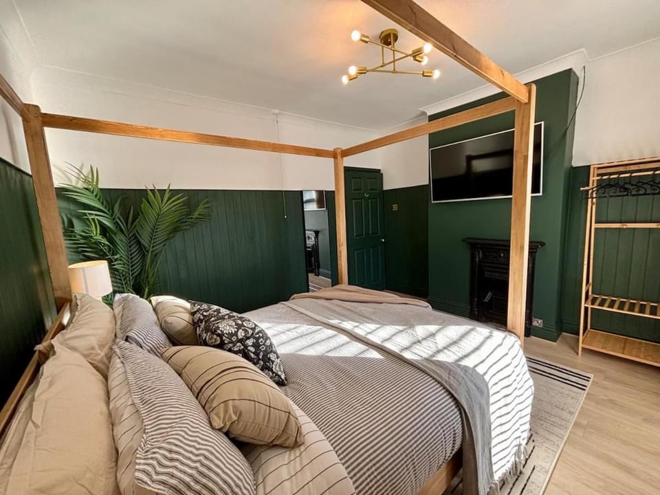 Bed, TV and multimedia, Photo of the whole room, Bedroom