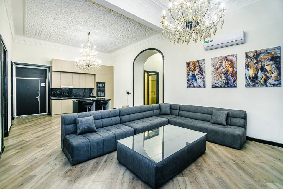 Kitchen or kitchenette, Living room, Seating area, minibar, oven, pet friendly