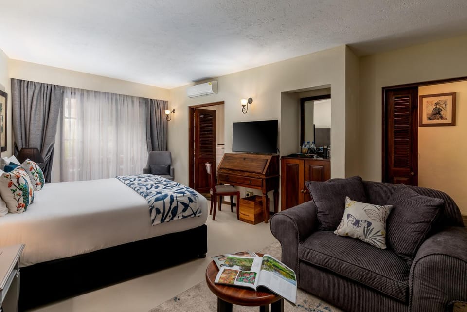 Bed, TV and multimedia, Photo of the whole room, Bedroom