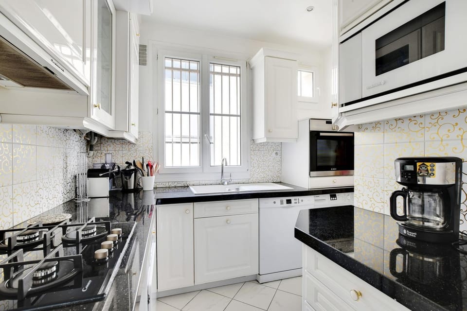 Coffee/tea facilities, Kitchen or kitchenette, oven, stove