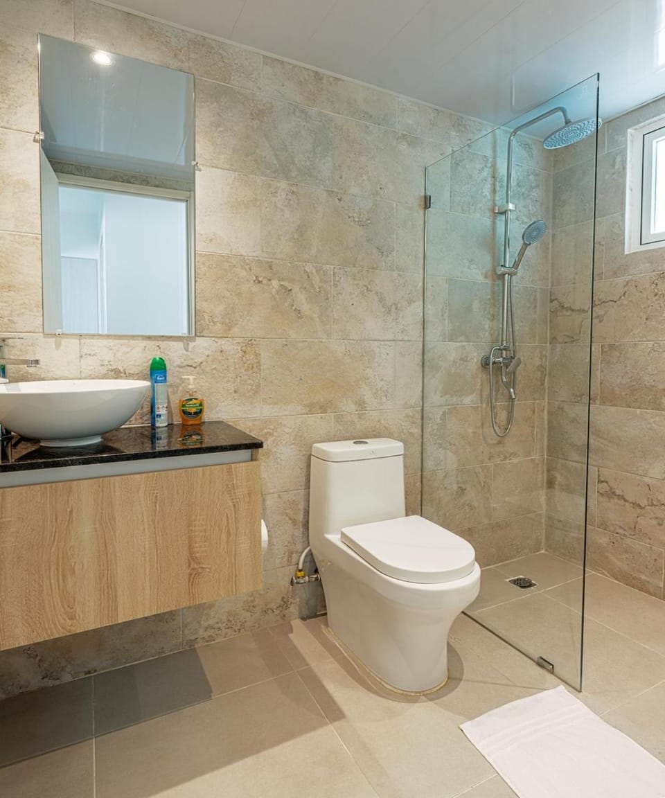 Shower, Toilet