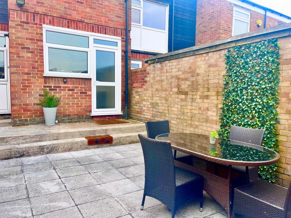 Canterbury City Centre 4 Bedrooms with onsite Parking - Long stay House in Canterbury