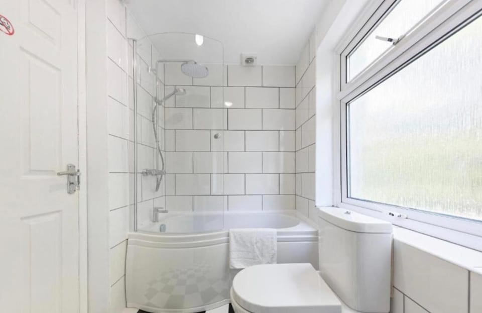 Canterbury City Centre 4 Bedrooms with onsite Parking - Long stay House in Canterbury