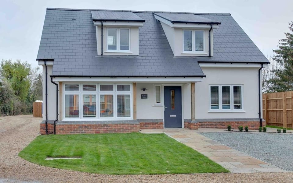 Foxglove House & Hot Tub Stansted Airport House in Uttlesford