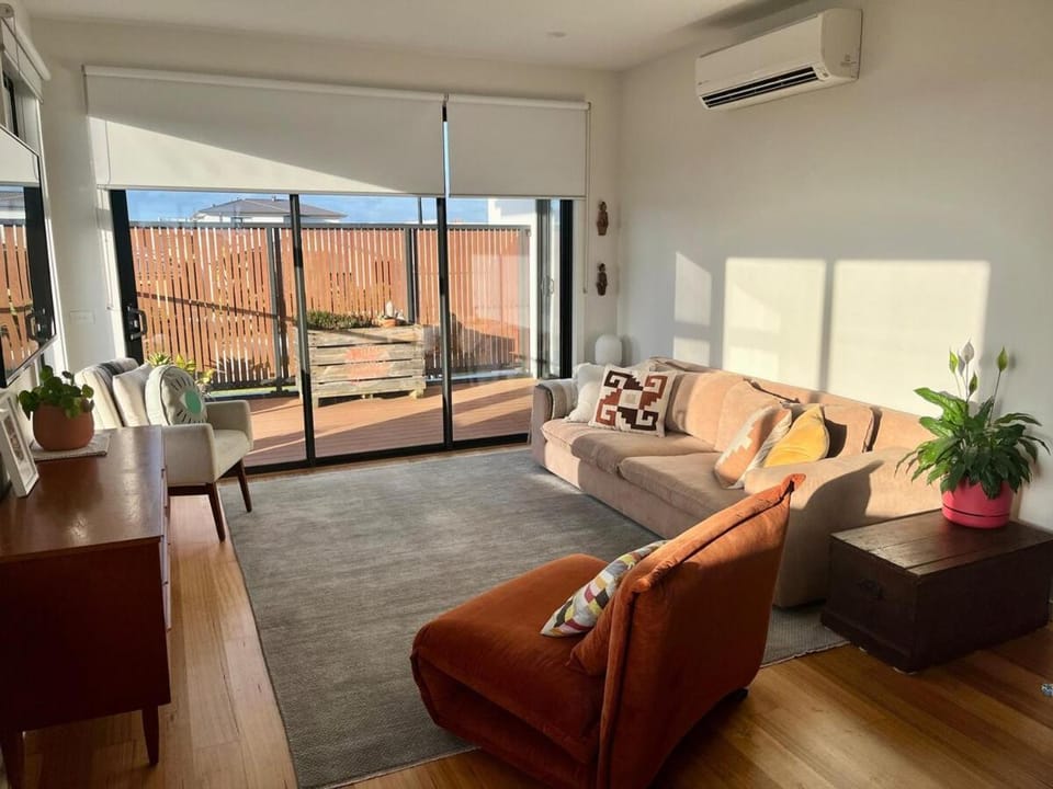 Living room, Seating area, air conditioner