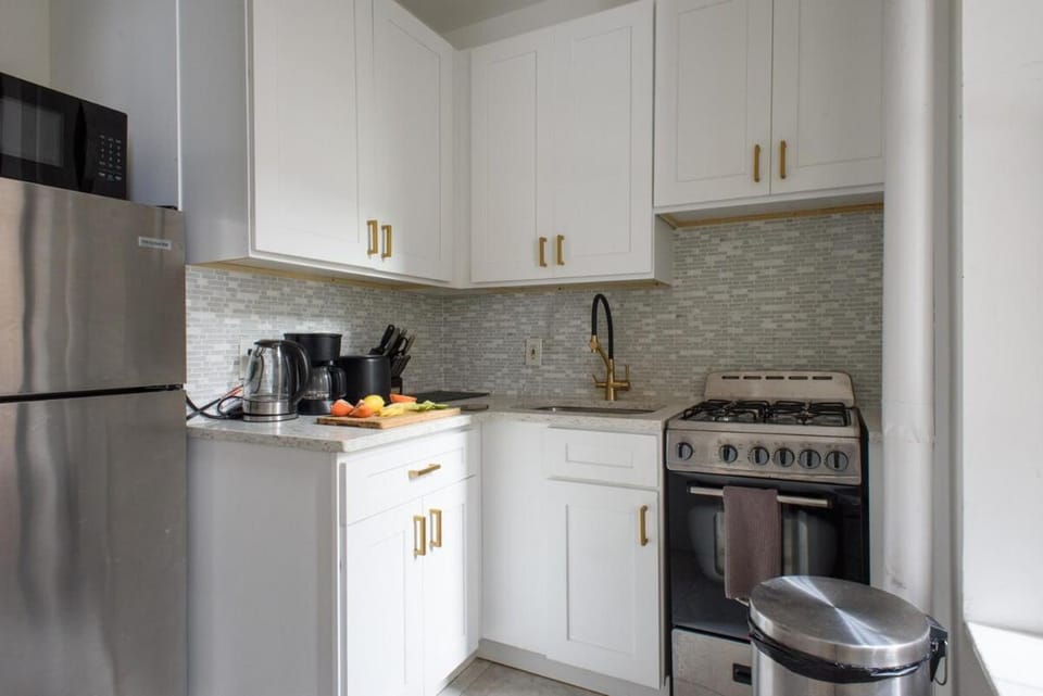 428-3R Spacious 2BR Newly furnished Apartment in Midtown