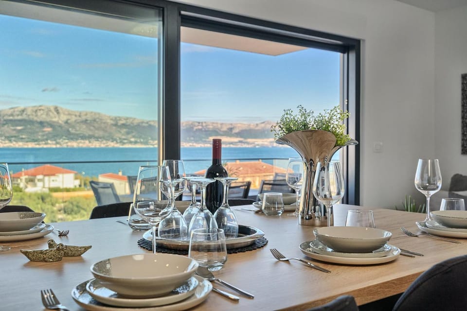 Natural landscape, Living room, Food and drinks, Dining area, Food, Sea view