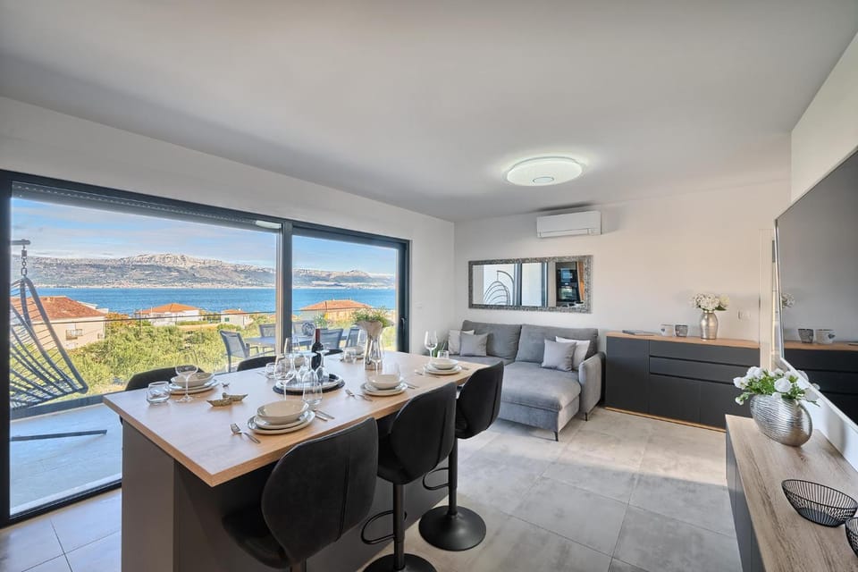 Natural landscape, TV and multimedia, Living room, Seating area, Dining area, Sea view