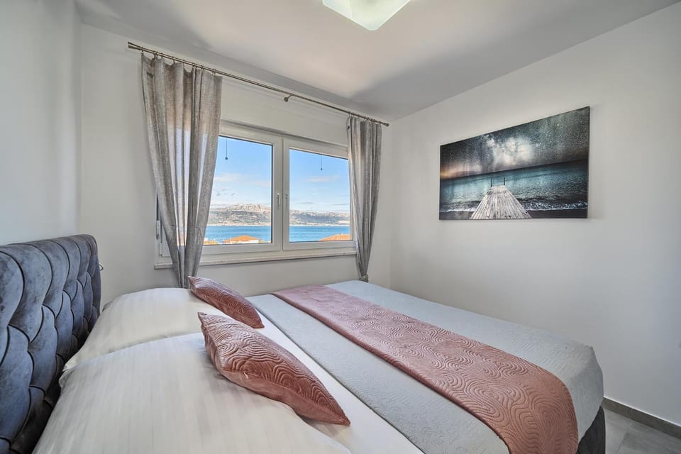 Bed, Natural landscape, Photo of the whole room, Bedroom, Sea view