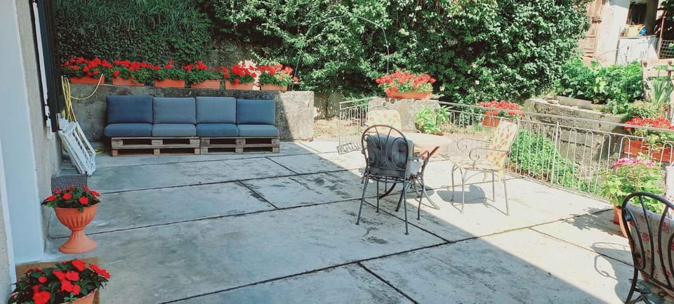 Property building, Summer, Garden, Balcony/Terrace