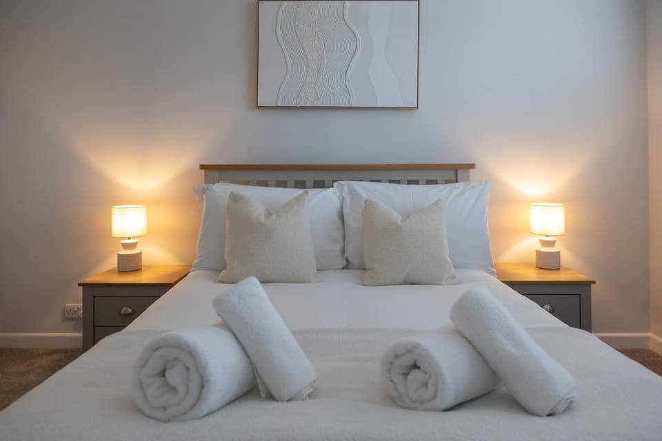 Bed, towels