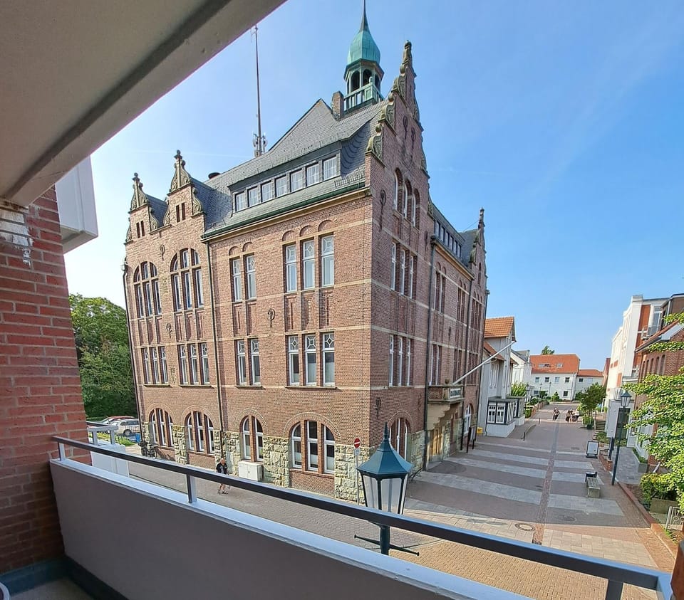 Nearby landmark, Neighbourhood, Balcony/Terrace, Location