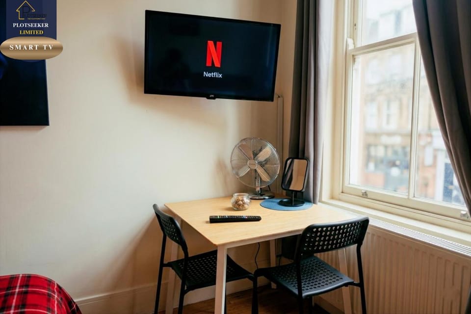 West Kensington 1BR 1-Min Tube Heathrow Direct Apartment in City of Westminster