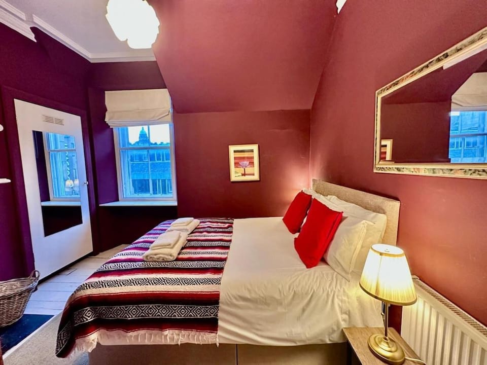 Boho Central Old Town base Apartment in Edinburgh