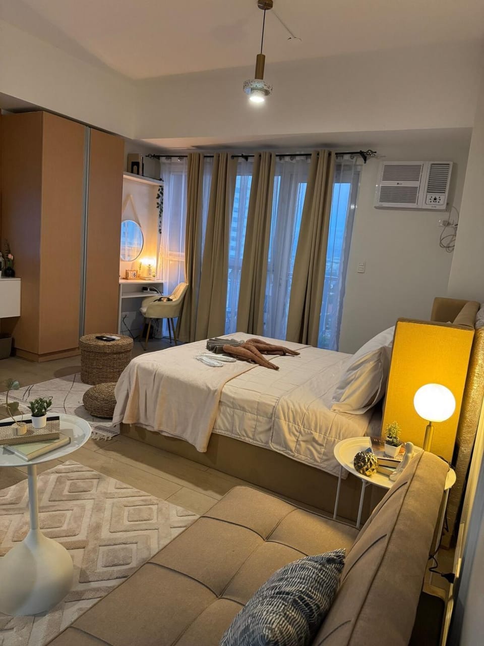 Spacious Staycation with venice grand canal view Apartment in Makati