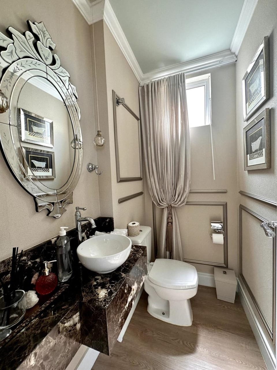 Toilet, towels