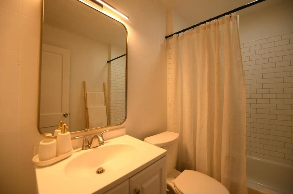 Edgewater Stay on W78th Apartment in Cleveland Heights