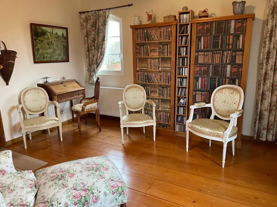 Chambre spacieuse avec piscine et parking privé - FR-1-410-464 Bed and Breakfast in Pays de la Loire