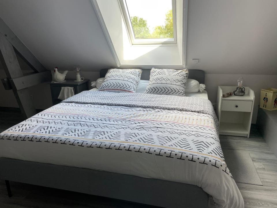 Chambre spacieuse avec piscine et parking privé - FR-1-410-464 Bed and Breakfast in Pays de la Loire