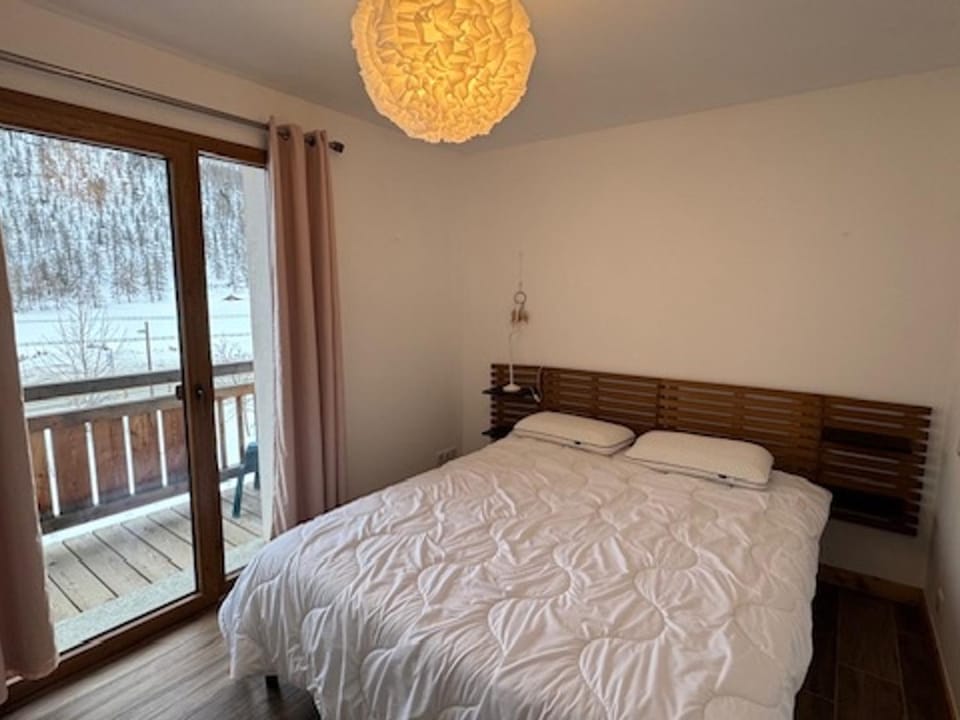 Appartement prestige à 50m des pistes avec balcon et vue - FR-1-445-215 Apartment in Montgenèvre