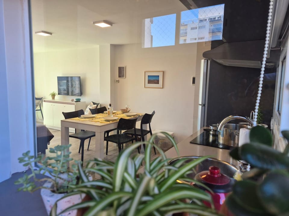 TV and multimedia, Kitchen or kitchenette, Living room, Seating area, Dining area