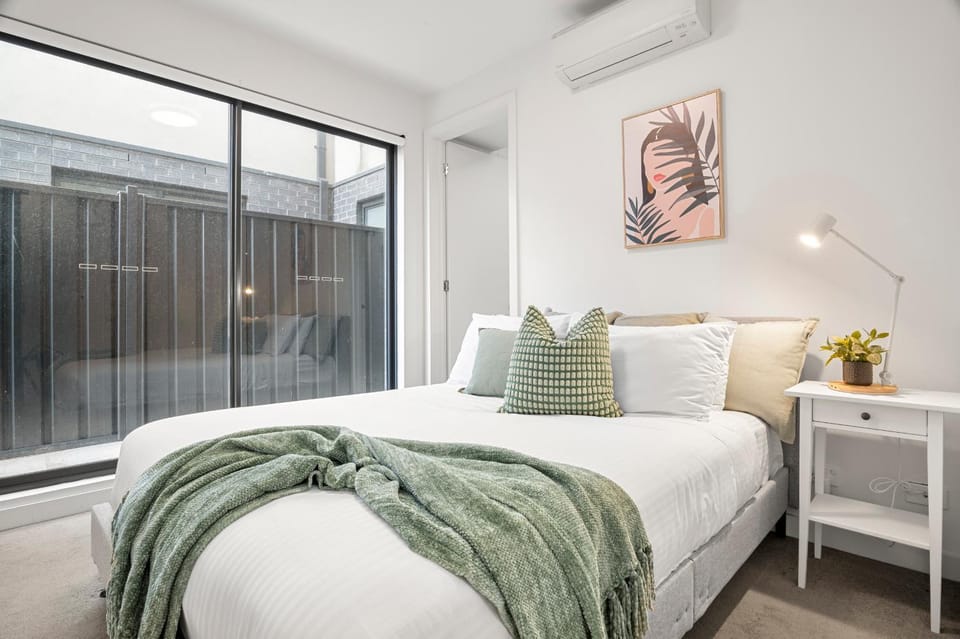 Paradise Getaway 3BR Apt in Clayton with Free Parking Apartment in City of Monash