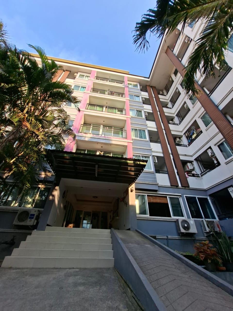 Phuengthong Building Mega Bangna Apartment in Bangkok