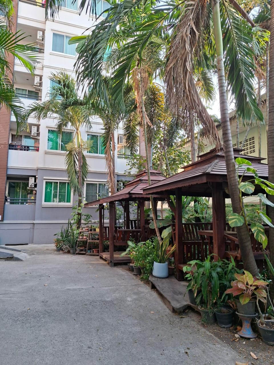 Phuengthong Building Mega Bangna Apartment in Bangkok