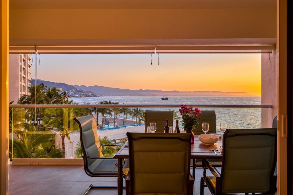 View (from property/room), Balcony/Terrace, Seating area, Dining area, Sea view, Sunrise, Sunset