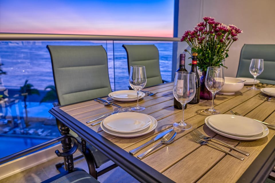 Dining area, Pool view, Swimming pool