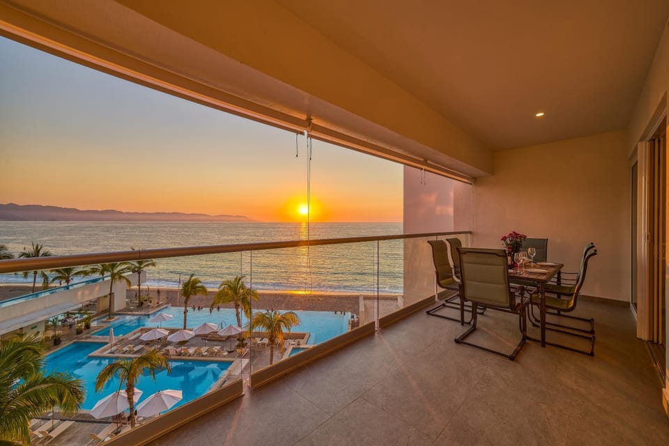 Natural landscape, View (from property/room), Balcony/Terrace, Dining area, Pool view, Sea view, Swimming pool, Sunset, sunbed