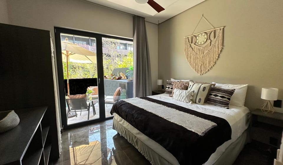 Bed, Balcony/Terrace, Balcony/Terrace, Bedroom, Pool view, Pool view, Swimming pool, sunbed, wardrobe