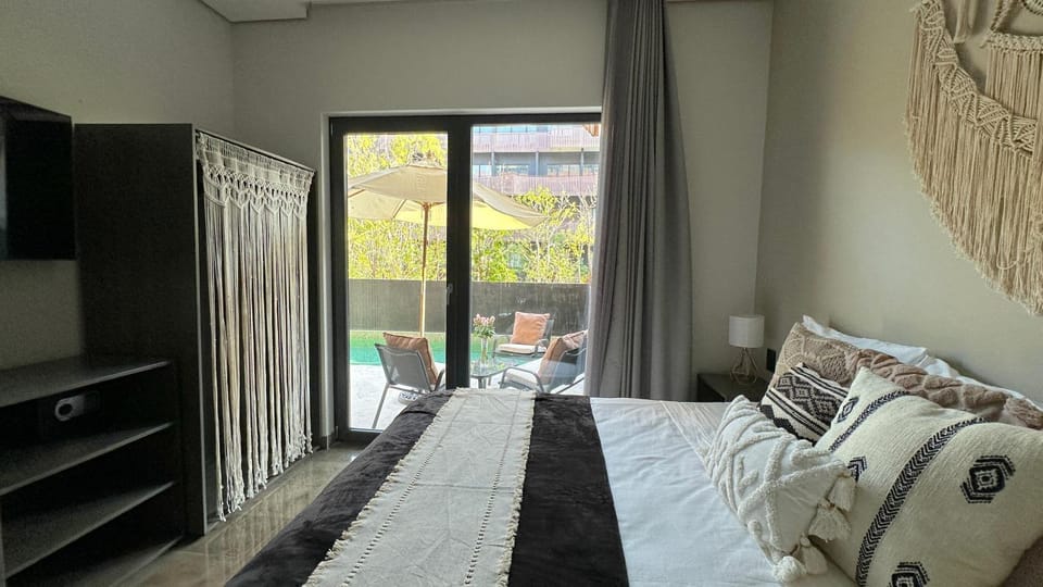 Bed, TV and multimedia, Balcony/Terrace, Balcony/Terrace, Bedroom, Pool view, Pool view, wardrobe