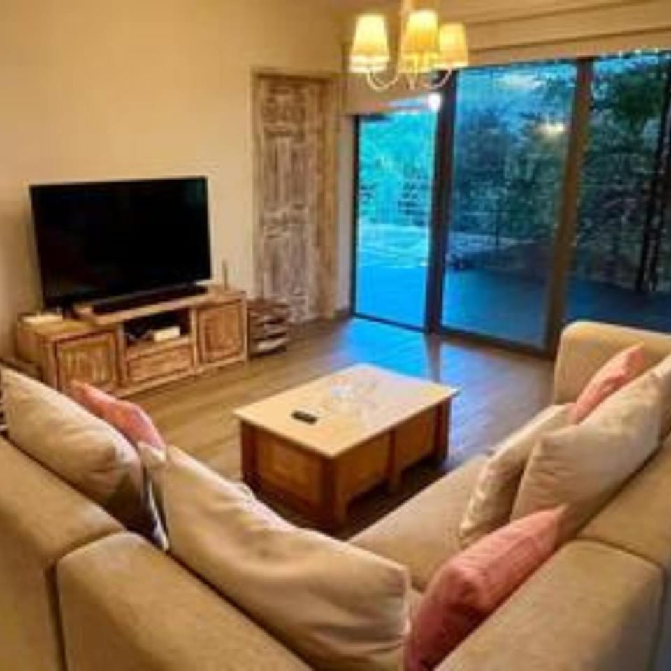 Communal lounge/ TV room, TV and multimedia, Living room, internet
