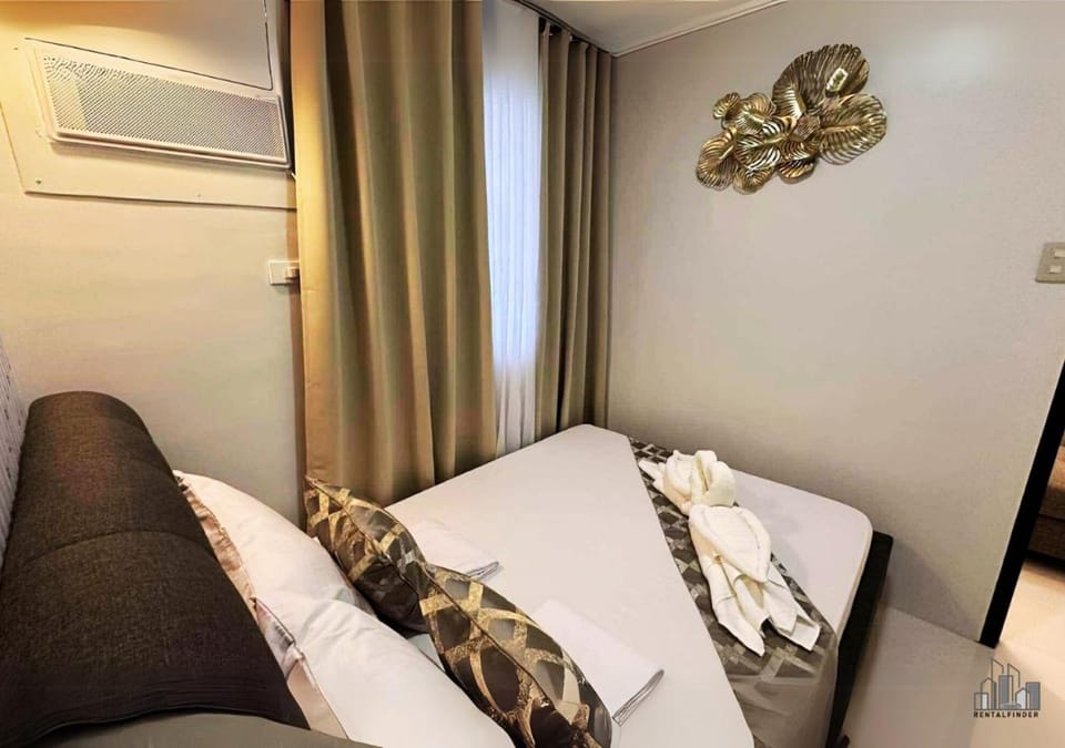 Bed, Living room, Photo of the whole room, Seating area, Bedroom, towels, air conditioner