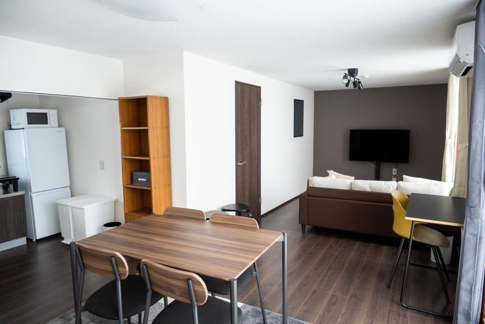 TV and multimedia, Living room, Photo of the whole room, Dining area, air conditioner