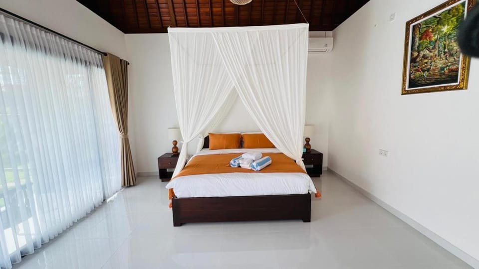 Photo of the whole room, Bedroom