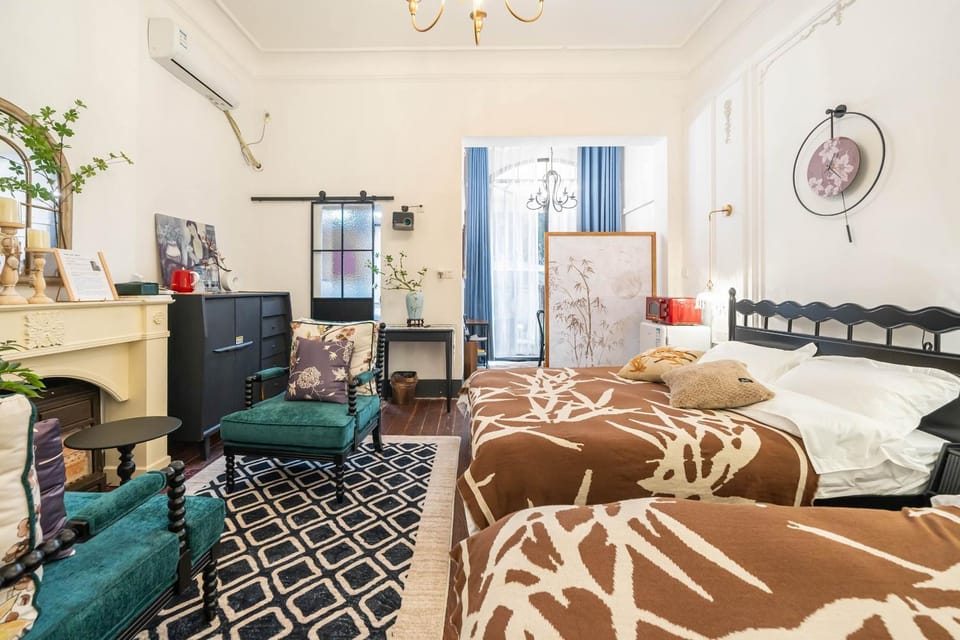 Bed, Living room, Photo of the whole room, Seating area, Bedroom, air conditioner