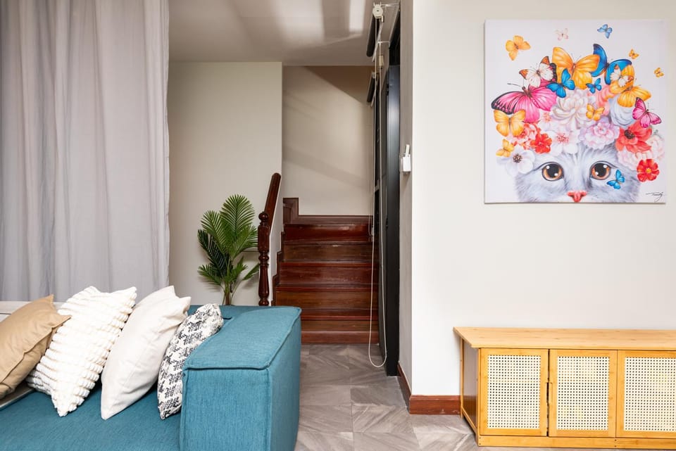 Facade/entrance, Living room, Decorative detail, Seating area, air conditioner, air conditioner