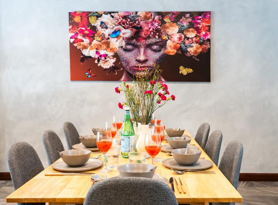 Food and drinks, Decorative detail, Dining area, Food, air conditioner, air conditioner