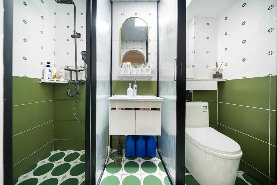 Shower, Toilet