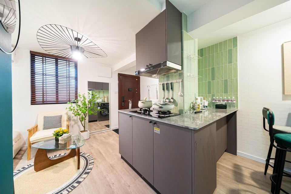 Kitchen or kitchenette, Seating area, stove