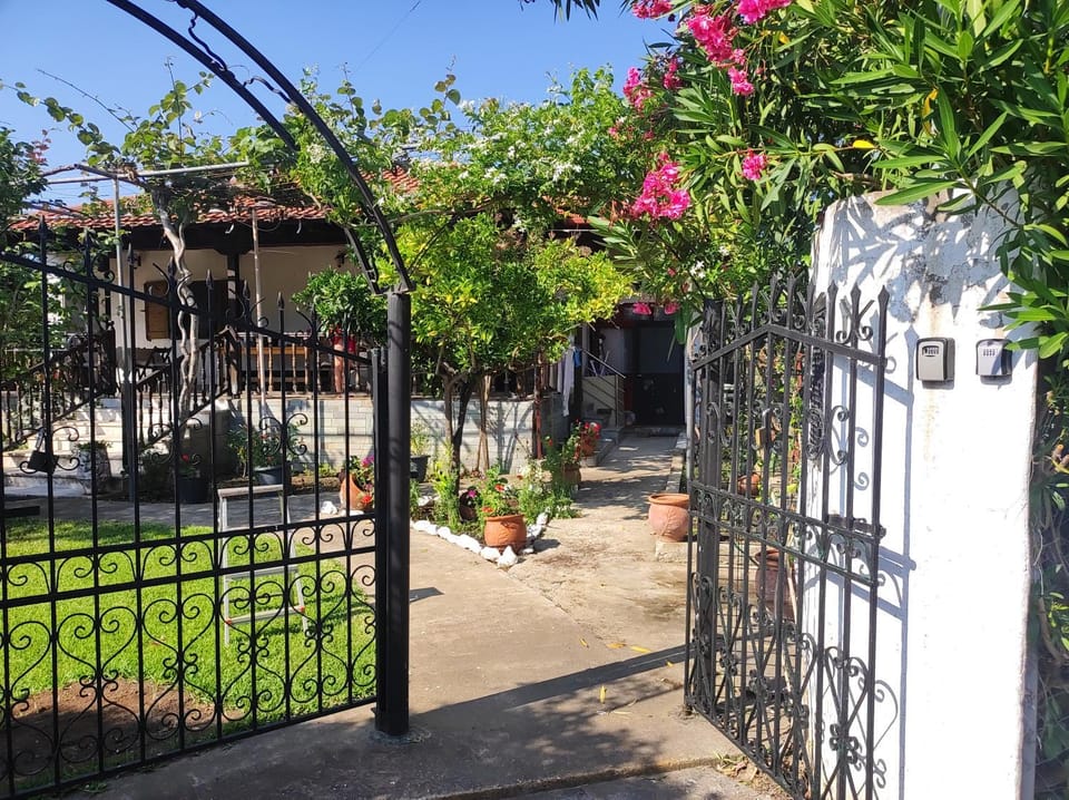 Μικρός Παράδεισος - Little Paradise Apartment in Halkidiki