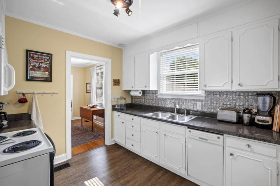 Neighborhood Retreat - Large Yard Family Fire Pit House in East Nashville