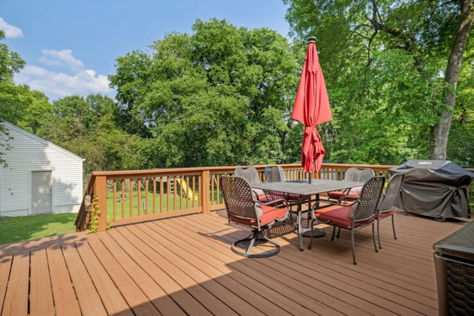 Neighborhood Retreat - Large Yard Family Fire Pit House in East Nashville
