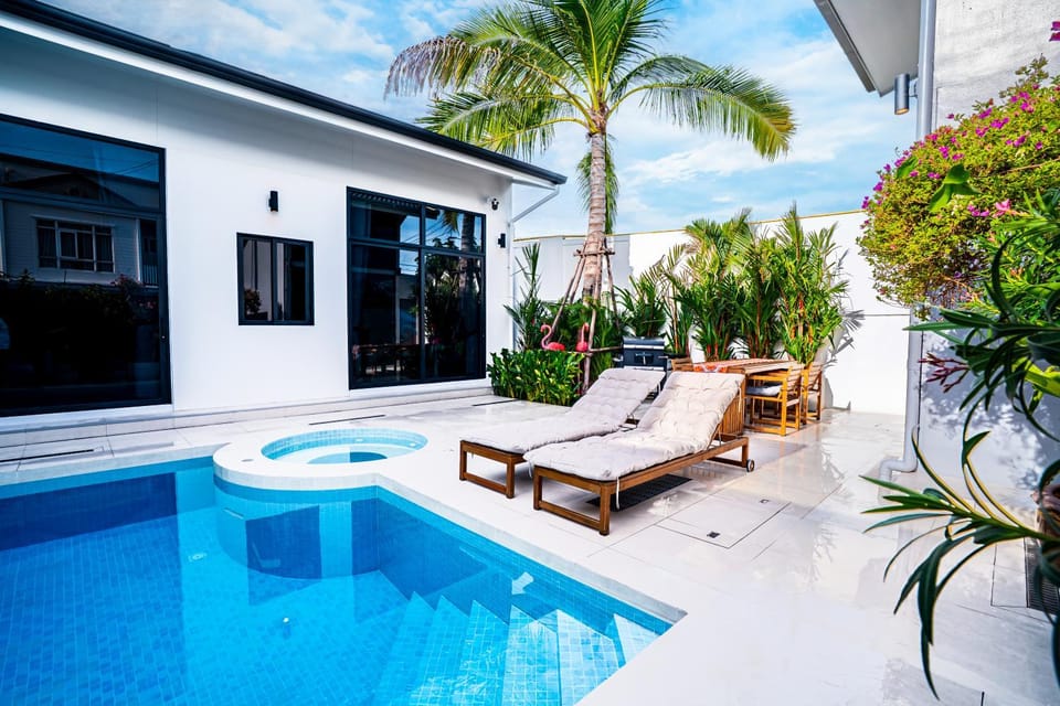 Patio, Garden, Seating area, Garden view, Pool view, Swimming pool, sunbed