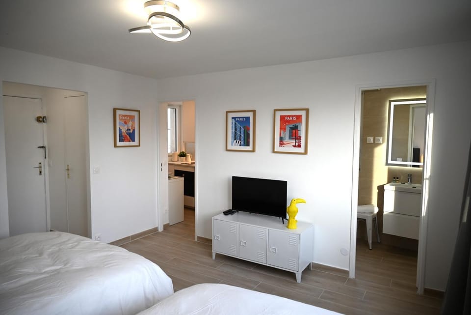 Bed, TV and multimedia, Photo of the whole room, Bedroom